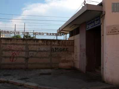 Di fronte a noi invece una porta indica l�accesso alla stazione ferroviaria �Brigata Bari� delle Ferrovie del nord barese